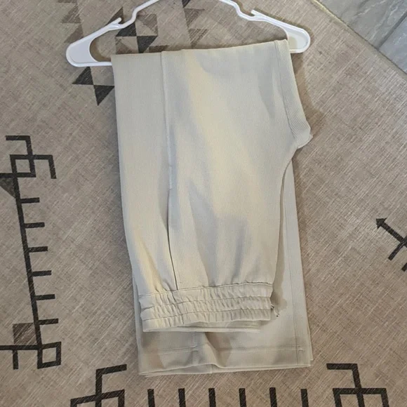 Lululemon Athletica bone softstreme Pants short inseam 28.5 inch - Picture 2 of 4